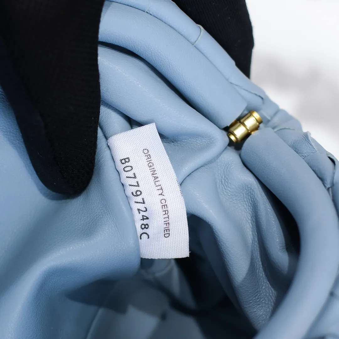 BV cloud bag is in stock, coarse weave, large plaid weave, the pouch cloud bag. Needless to say, this year's most popular bag is not without its reason. The minimalist and slightly wrinkled design is both advanced and a bit lazy. After the new designer came, he directly changed it to a large weave and became super young. It also has a touch of fashion. You must buy it. This year's must-have bag. Size: 22×12×7cm. Real shot ❤️